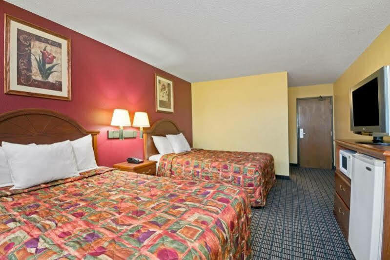 Travelodge By Wyndham Torrington Exteriör bild